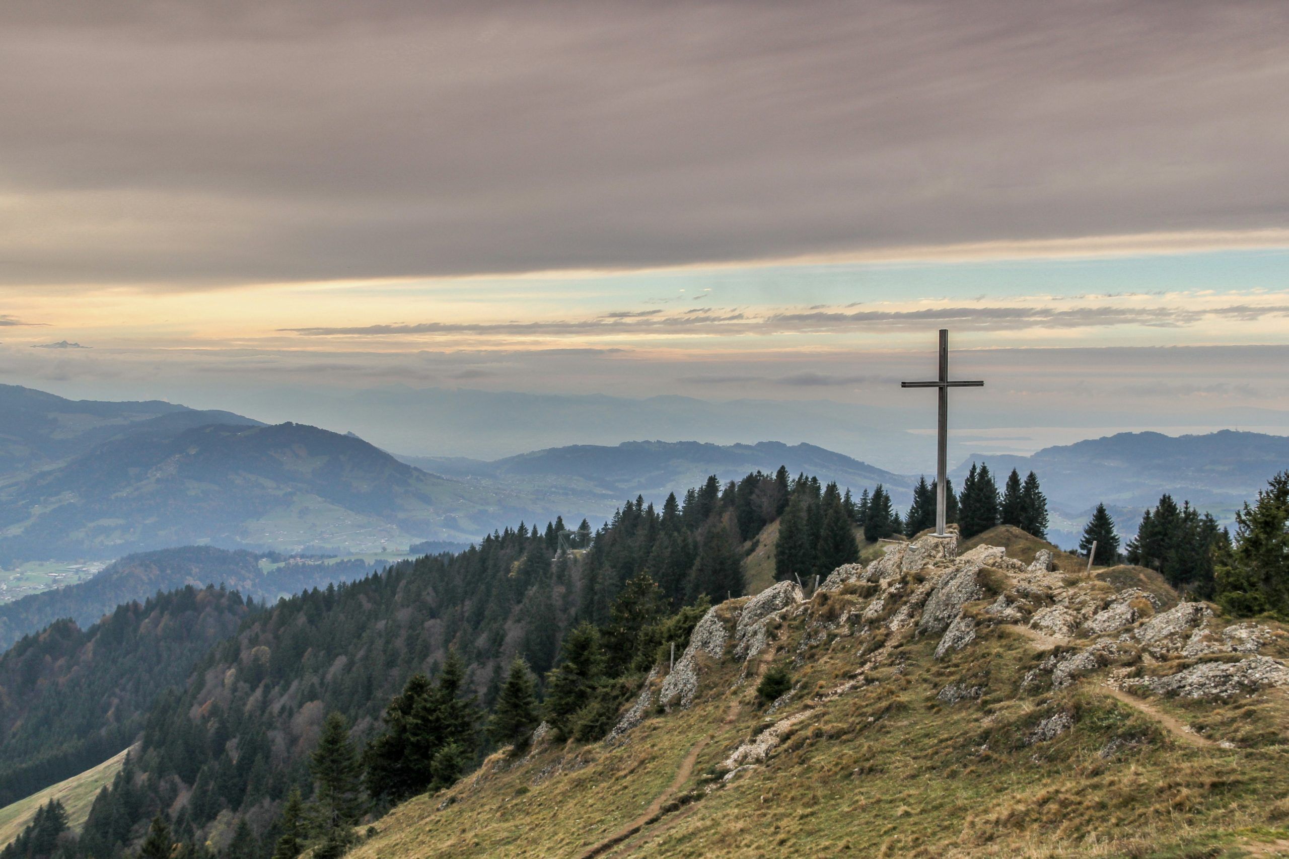 Une croix chrétienne au sommet d'une colline et arbres