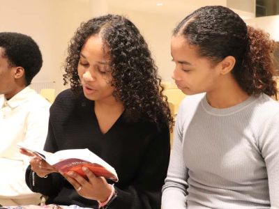 jeunes en train de lire la Bible